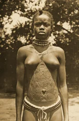 Kvinna från Guinea med traditionell skarifiering, cirka 1905